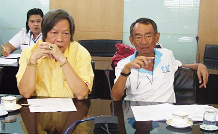 Tourism Authority of Thailand Pattaya Director Niti Kongkrut (right) and Pattaya Business & Tourism Association President Jamroon Vitsavachaipan (left) meet with officials to announce their road show to Japan.